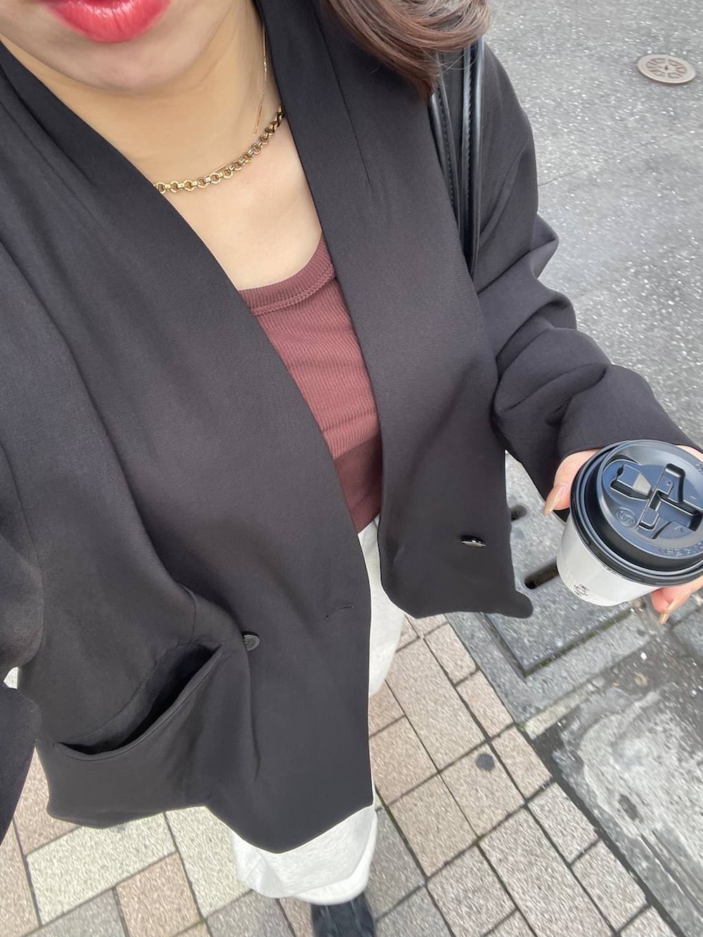 ブラウン系のTシャツ/カットソーを着用したレディースの秋コーディネートの5枚目の写真