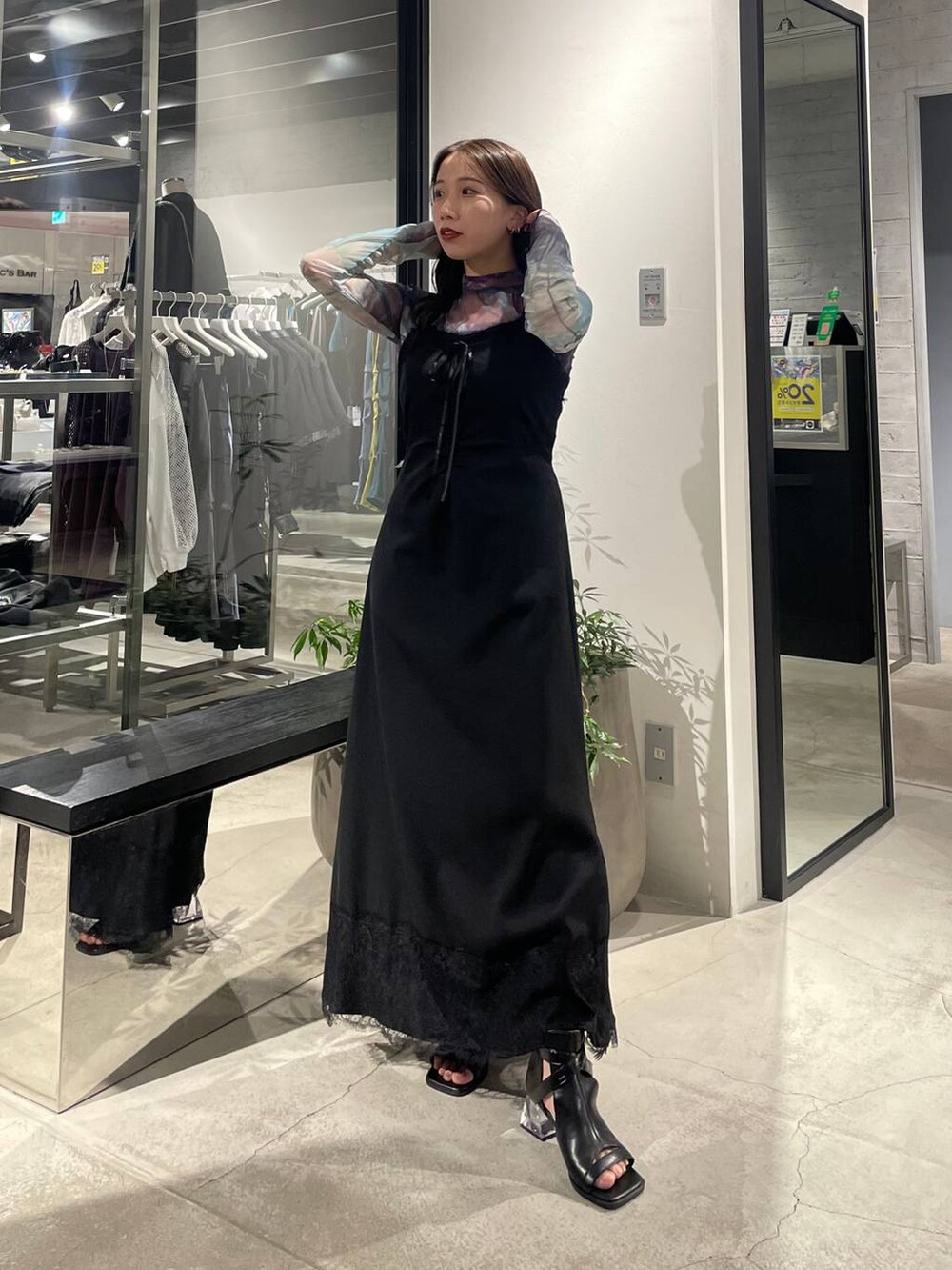 ブラック系のサンダル、パープル系のTシャツ/カットソー、ブラック系のワンピースを着用したレディースの春コーディネートの2枚目の写真