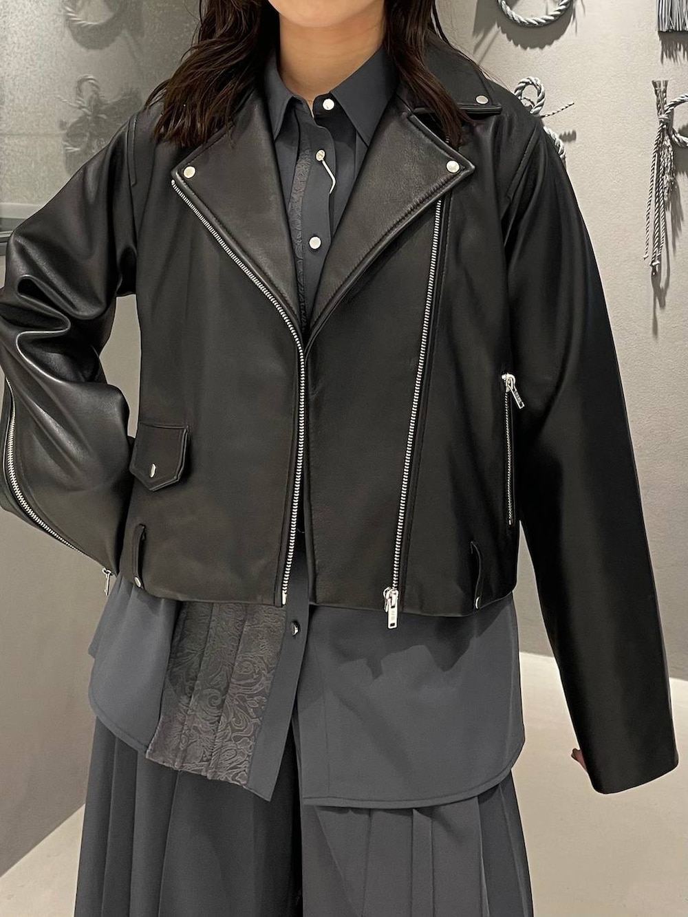 ブラック系のブーツ、グレー系のその他パンツ、グレー系のシャツ/ブラウスを着用したレディースの秋コーディネートの4枚目の写真