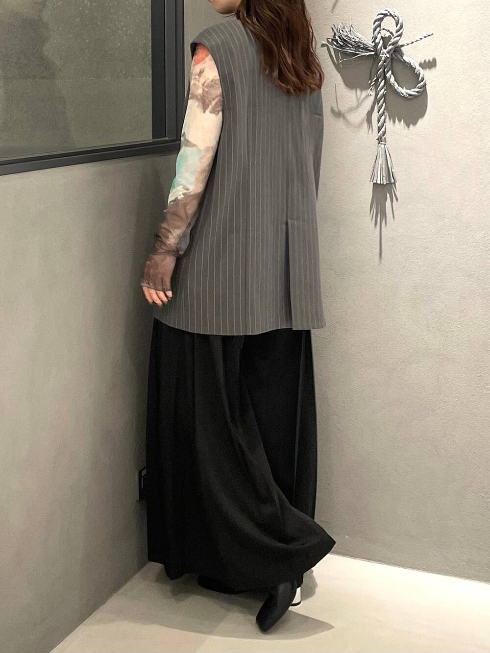 パープル系のTシャツ/カットソー、ブラック系のその他パンツ、ブラック系のブーツを着用したレディースの秋コーディネートの3枚目の写真