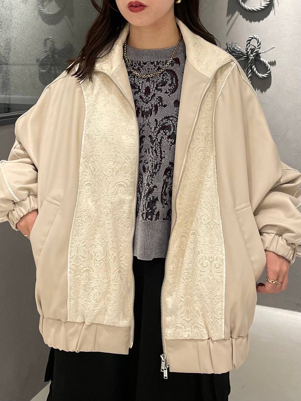 グレー系のニット/セーター、ブラック系のバレエシューズ、ブラック系のカーゴパンツを着用したレディースの秋コーディネートの4枚目の写真