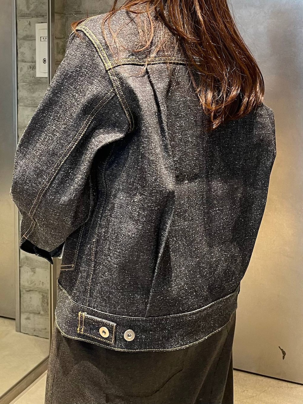 ブラック系のサンダル、グレー系のTシャツ/カットソーを着用したレディースの春コーディネートの5枚目の写真