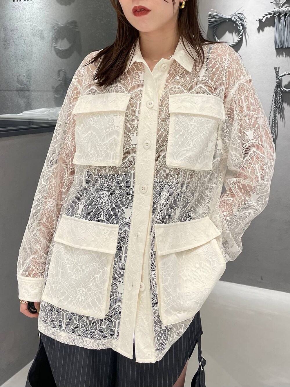 ホワイト系のブルゾン、ブラック系のサンダル、グレー系のその他パンツを着用したレディースの春コーディネートの4枚目の写真