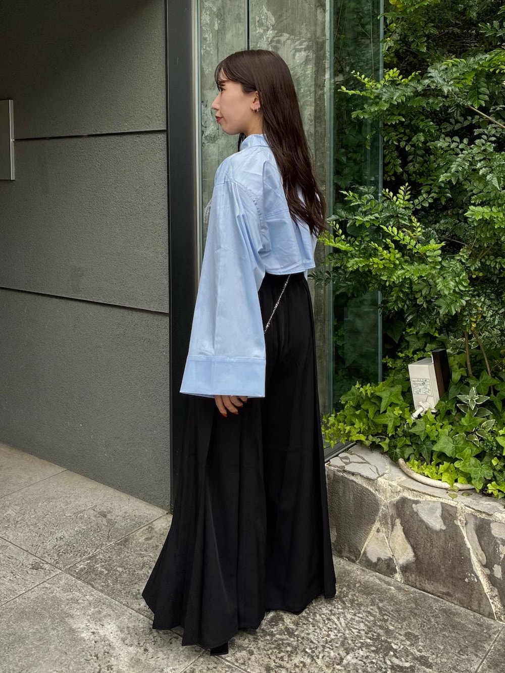 ブラック系のその他パンツ、ブルー系のカーディガン/ボレロ、シルバー系のタンクトップを着用したレディースの夏コーディネートの3枚目の写真