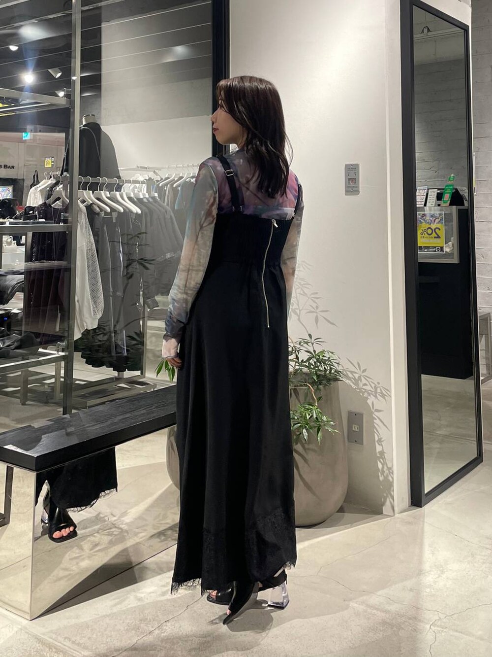 ブラック系のサンダル、パープル系のTシャツ/カットソー、ブラック系のワンピースを着用したレディースの春コーディネートの3枚目の写真