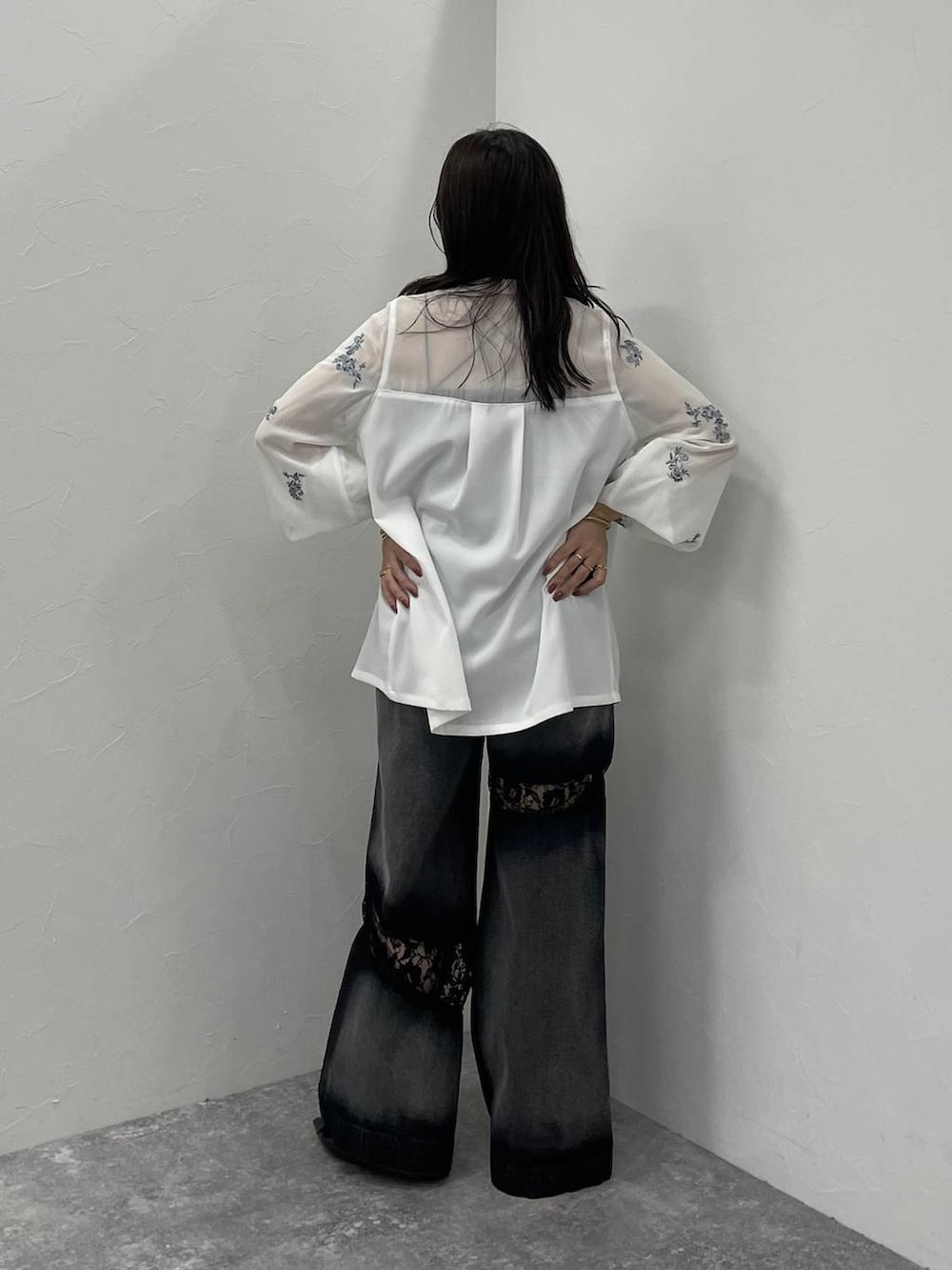 ブラック系のデニムパンツ、ブラック系のキャミソール、ホワイト系のシャツ/ブラウスを着用したレディースの春コーディネートの3枚目の写真