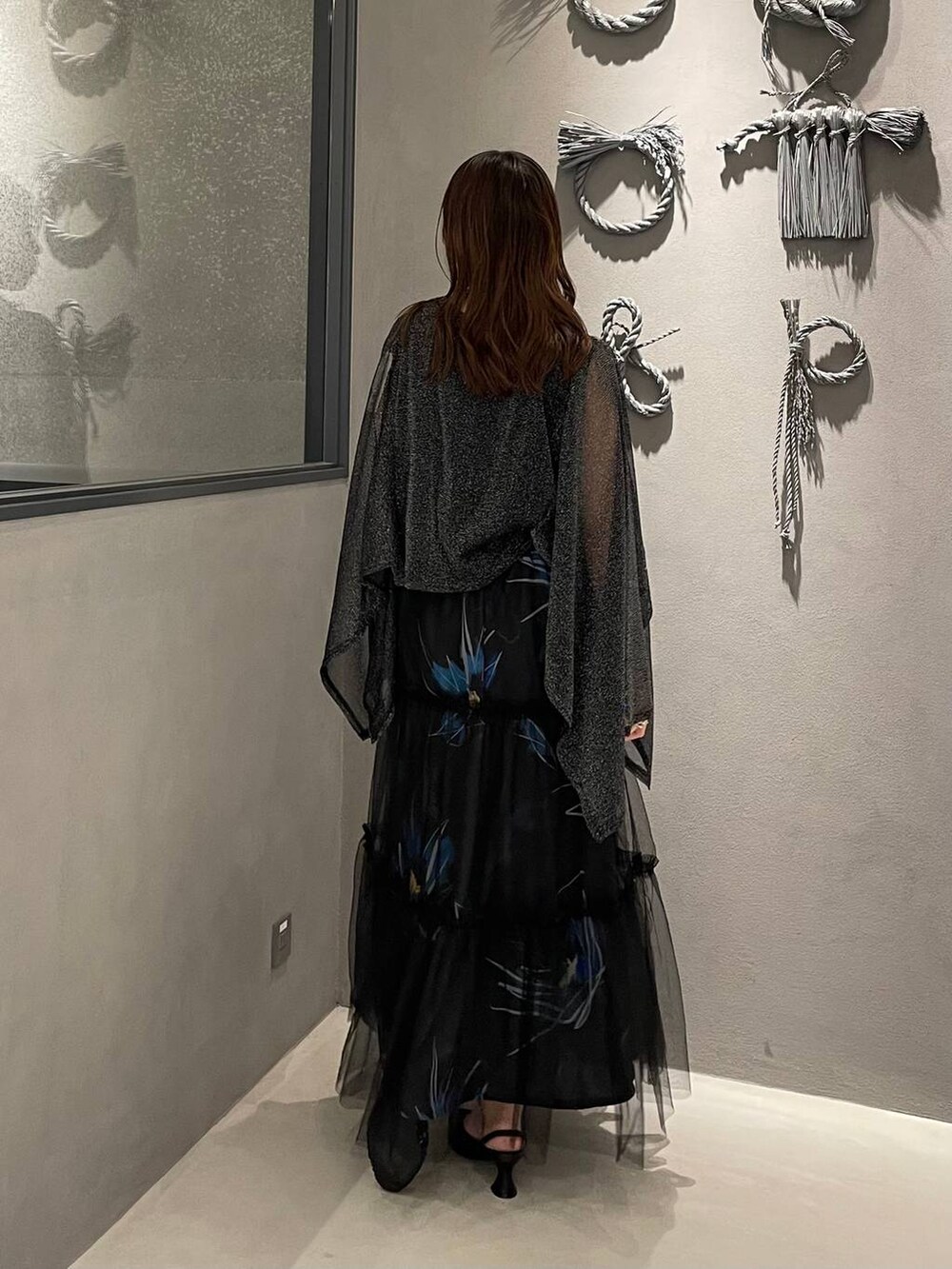 ブラック系のパンプス、ブラック系のスカート、ブラック系のTシャツ/カットソーを着用したレディースの春コーディネートの2枚目の写真