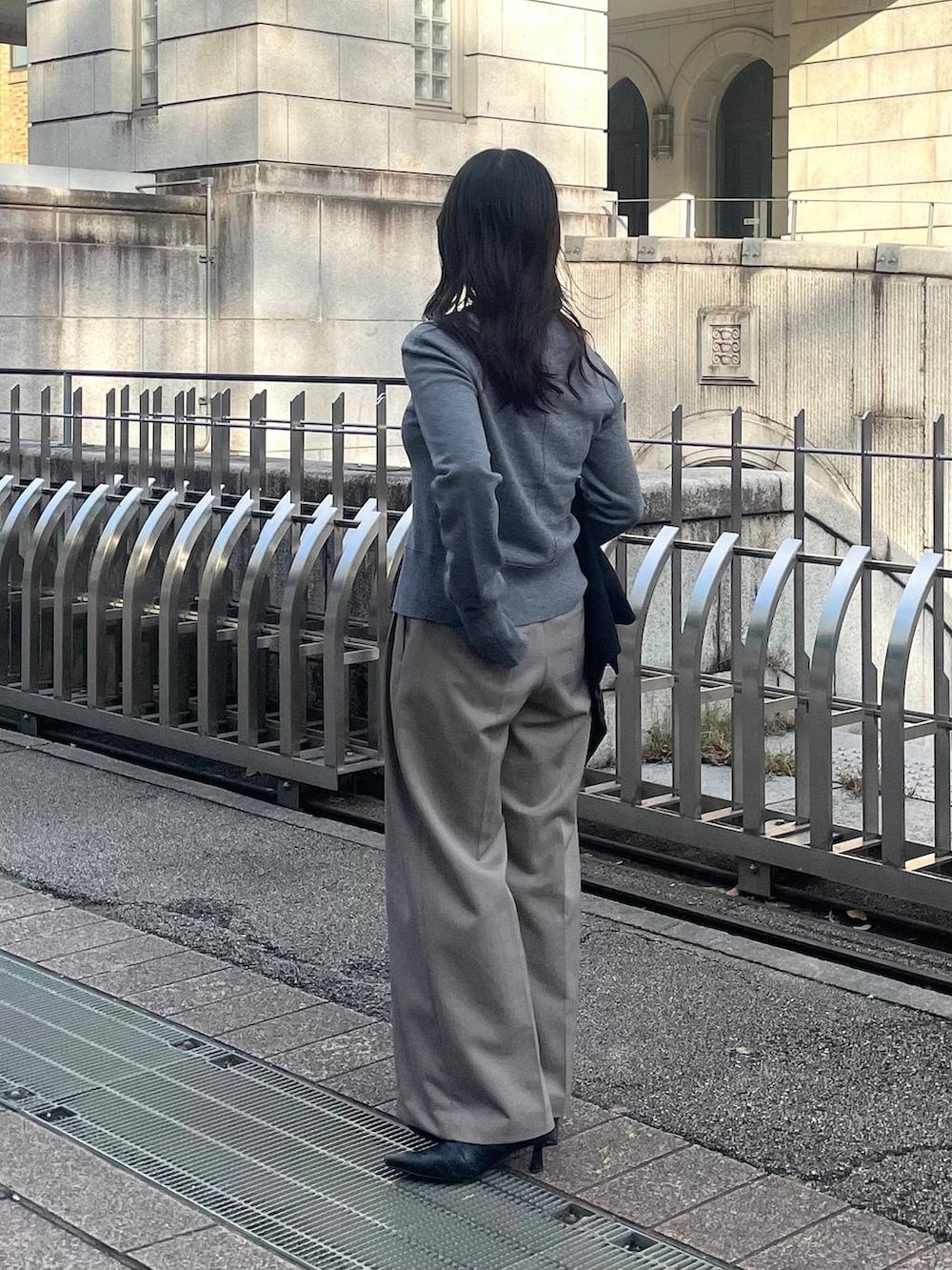 ブラック系のショルダーバッグを着用したレディースの秋コーディネートの2枚目の写真