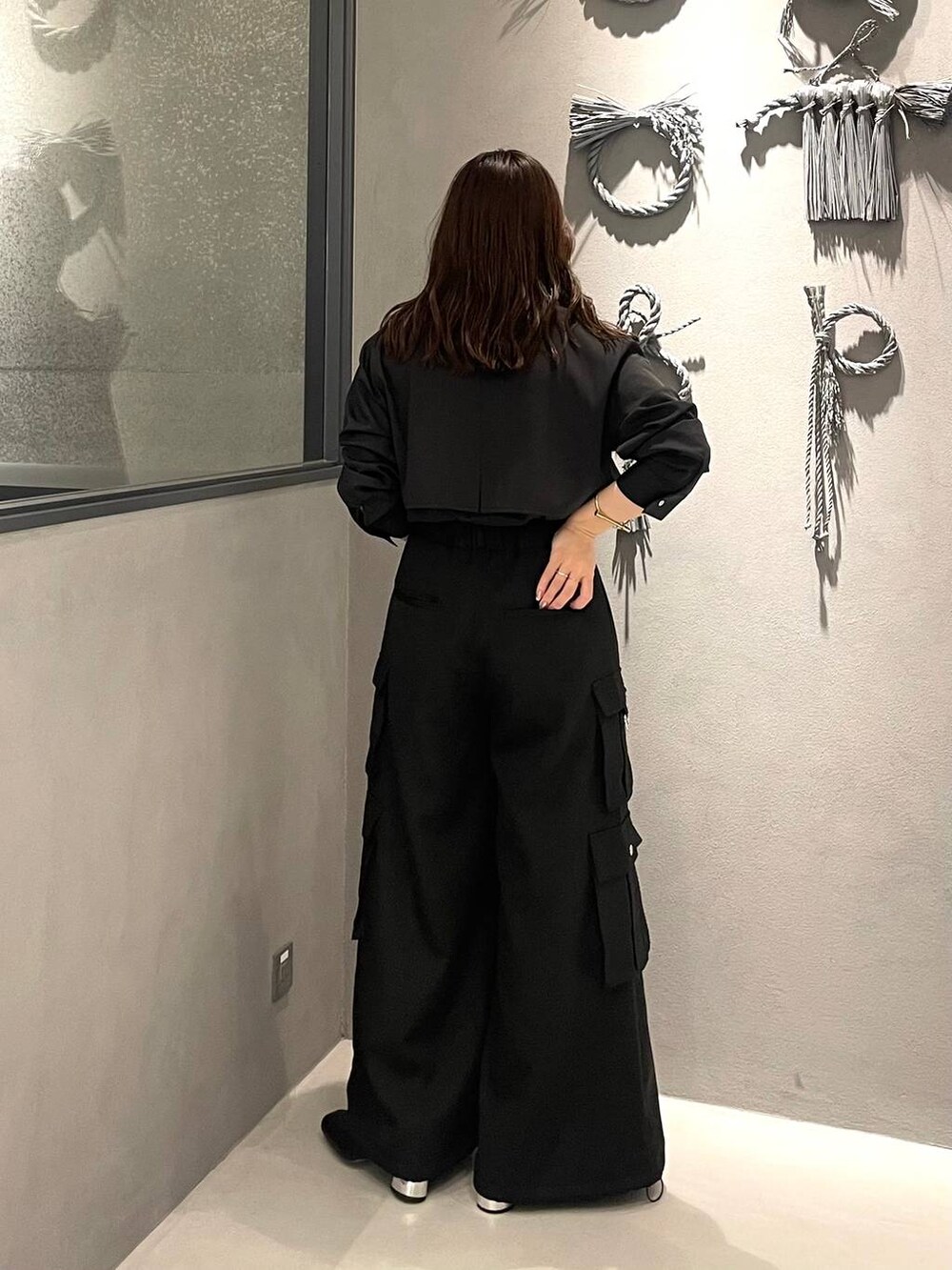 ブラック系のブーツ、ブラック系のシャツ/ブラウス、ブラック系のカーゴパンツを着用したレディースの秋コーディネートの3枚目の写真