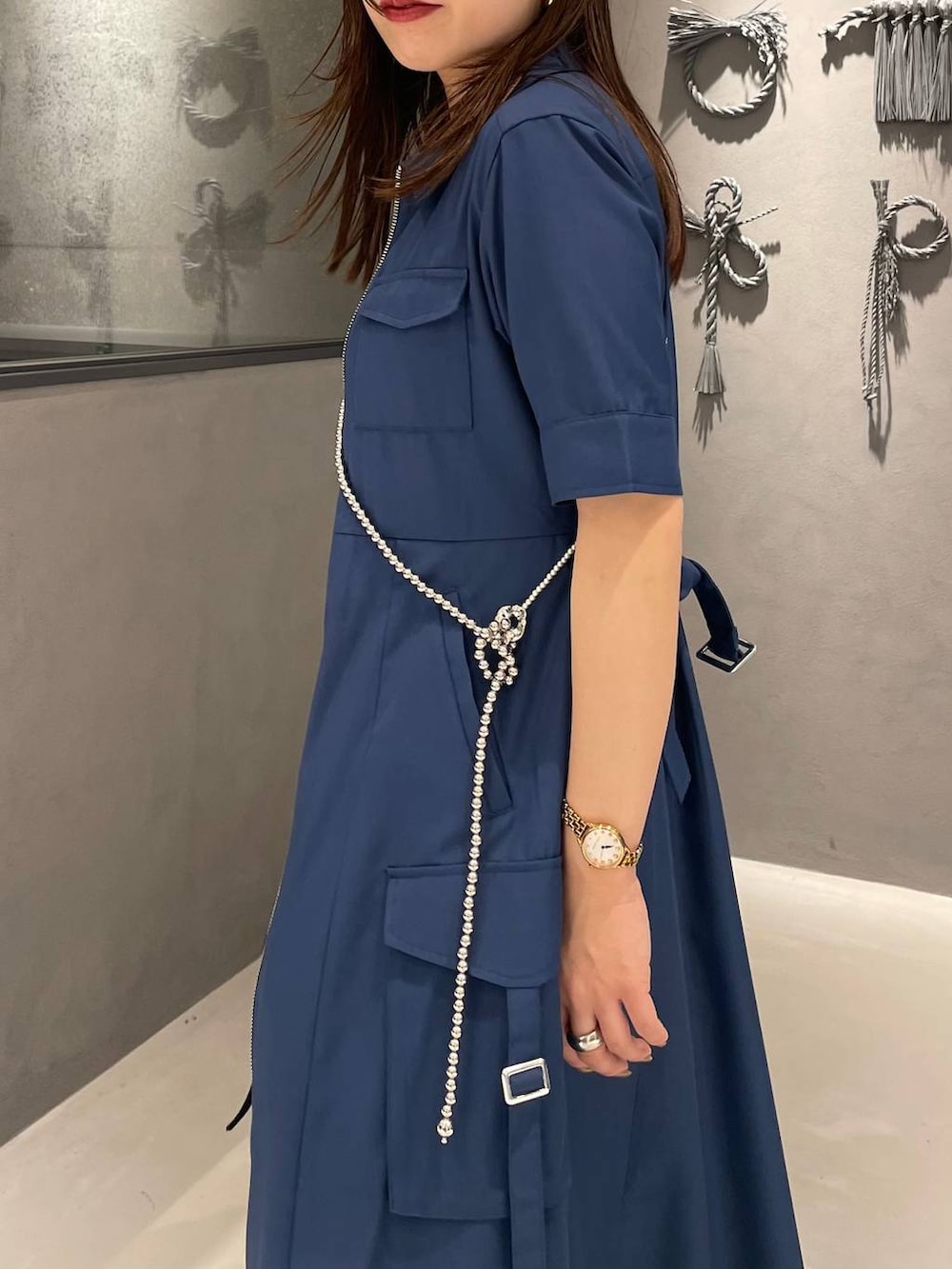 ブラック系のサンダル、グレー系のタンクトップ、ブラック系のその他パンツを着用したレディースの春コーディネートの5枚目の写真