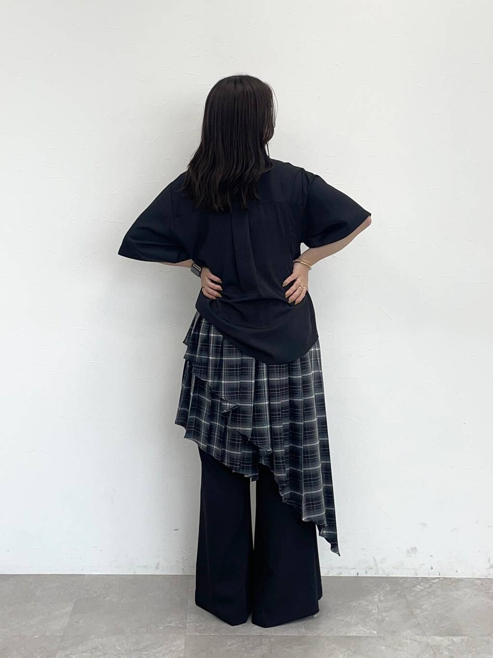 シルバー系のサンダル、ブラック系のシャツ/ブラウス、ブラック系のその他パンツを着用したレディースの春コーディネートの3枚目の写真