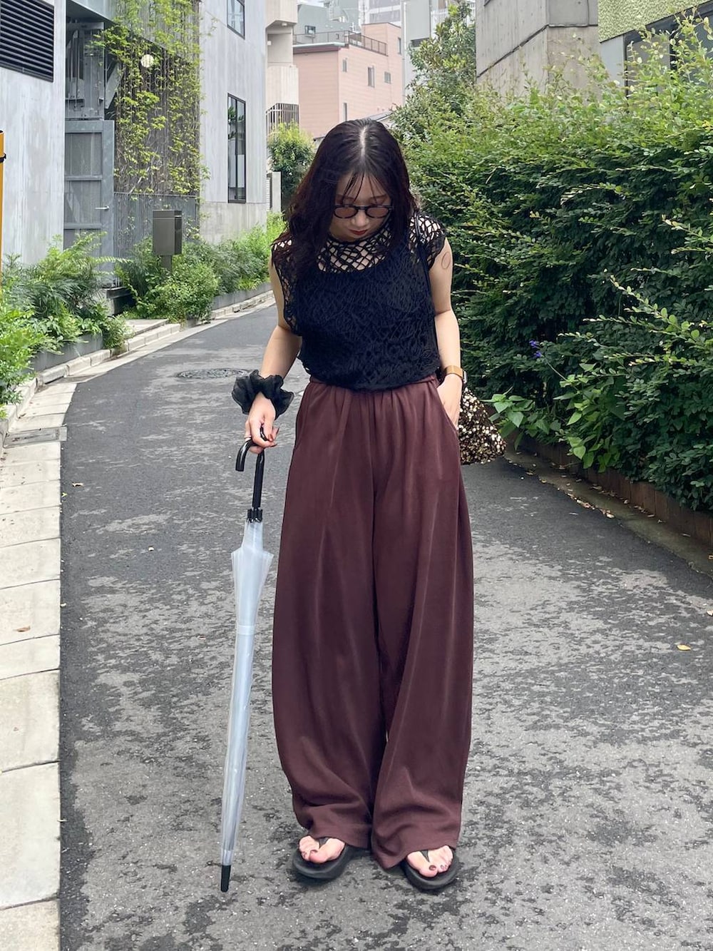 「きれいめ、低身長、ベーシック/シンプル、夏コーデ、体型カバー、高見え、モテ、モード、HARE、着痩せ・細見え、シンプルコーデ、スウェットパンツ、接触冷感」｜「JEANASISの【接触冷感】スウェットコクーンタックパンツ/499177（スウェットパンツ、ブラウン系）」を使った、REIAさん（レディース・153cm）の夏コーディネートの2枚目の写真