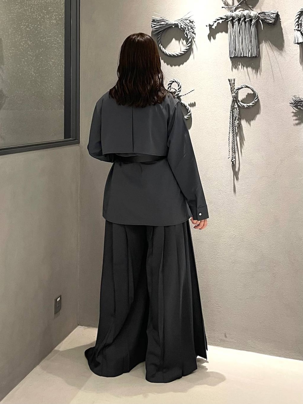 ブラック系のブーツ、グレー系のシャツ/ブラウス、グレー系のその他パンツを着用したレディースの秋コーディネートの2枚目の写真