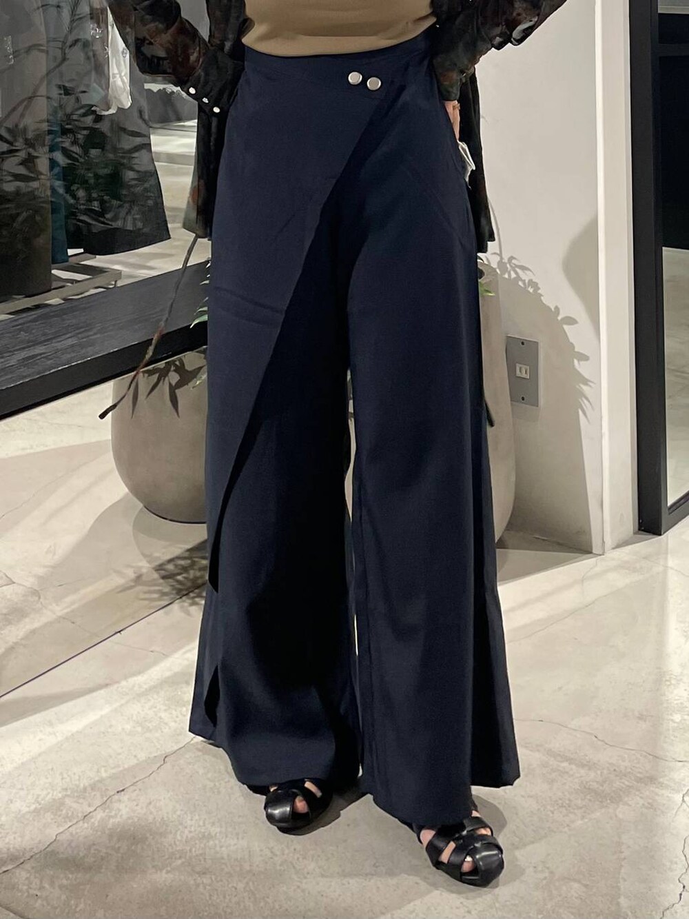 ブラック系のサンダル、グレー系のその他パンツ、グリーン系のシャツ/ブラウスを着用したレディースの夏コーディネートの8枚目の写真