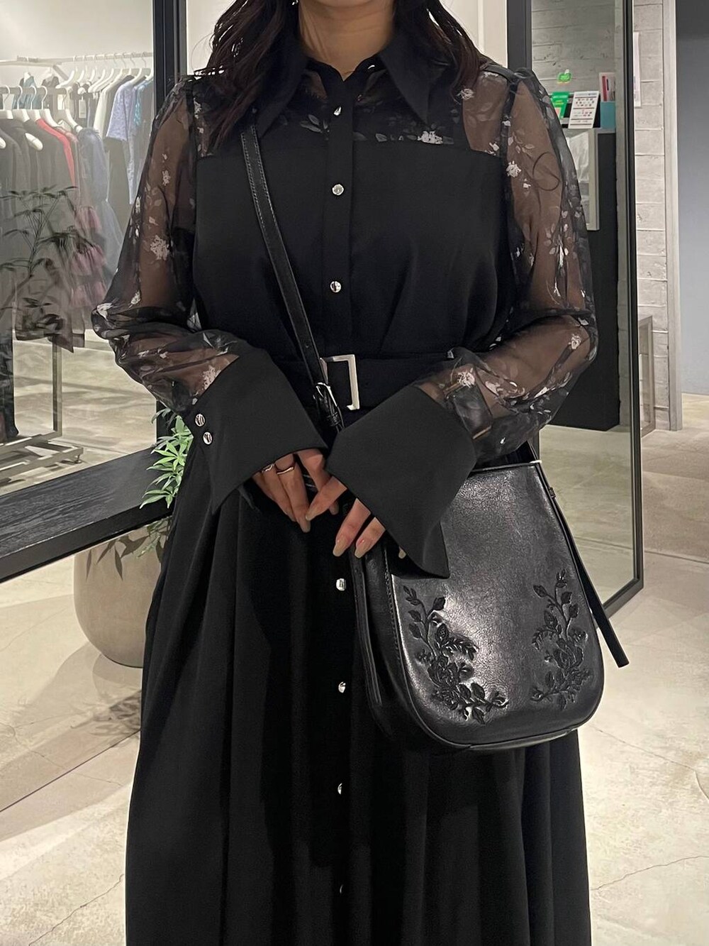 ブラック系のショルダーバッグ、ブラック系のパンプス、ブラック系のワンピースを着用したレディースの夏コーディネートの4枚目の写真