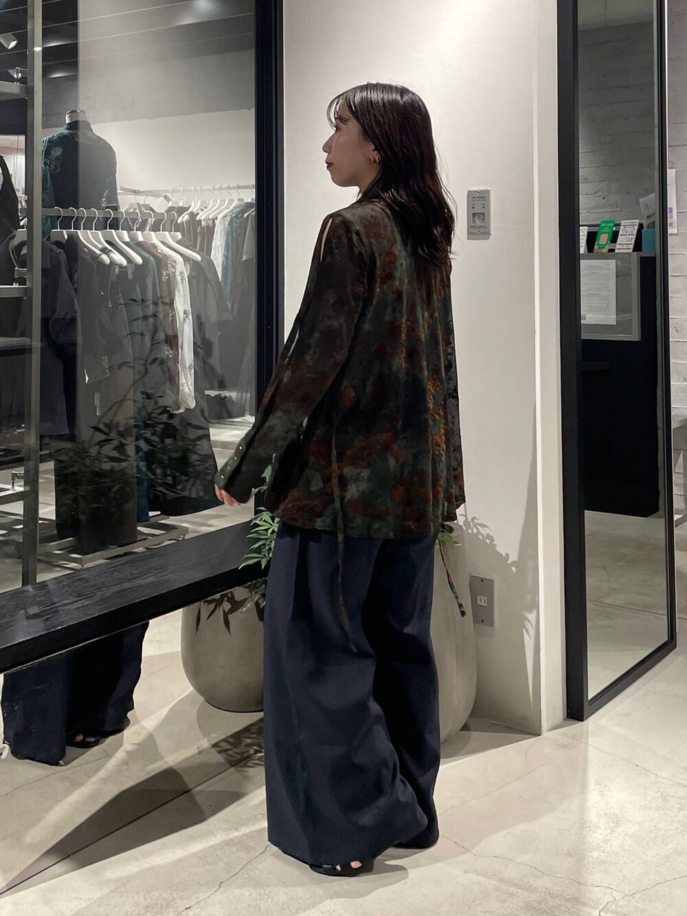 ブラック系のサンダル、グレー系のその他パンツ、グリーン系のシャツ/ブラウスを着用したレディースの夏コーディネートの2枚目の写真