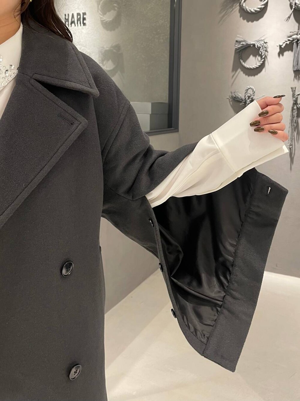 ブラック系のネクタイ、ホワイト系のシャツ/ブラウス、ブラック系のブーツを着用したレディースの冬コーディネートの5枚目の写真