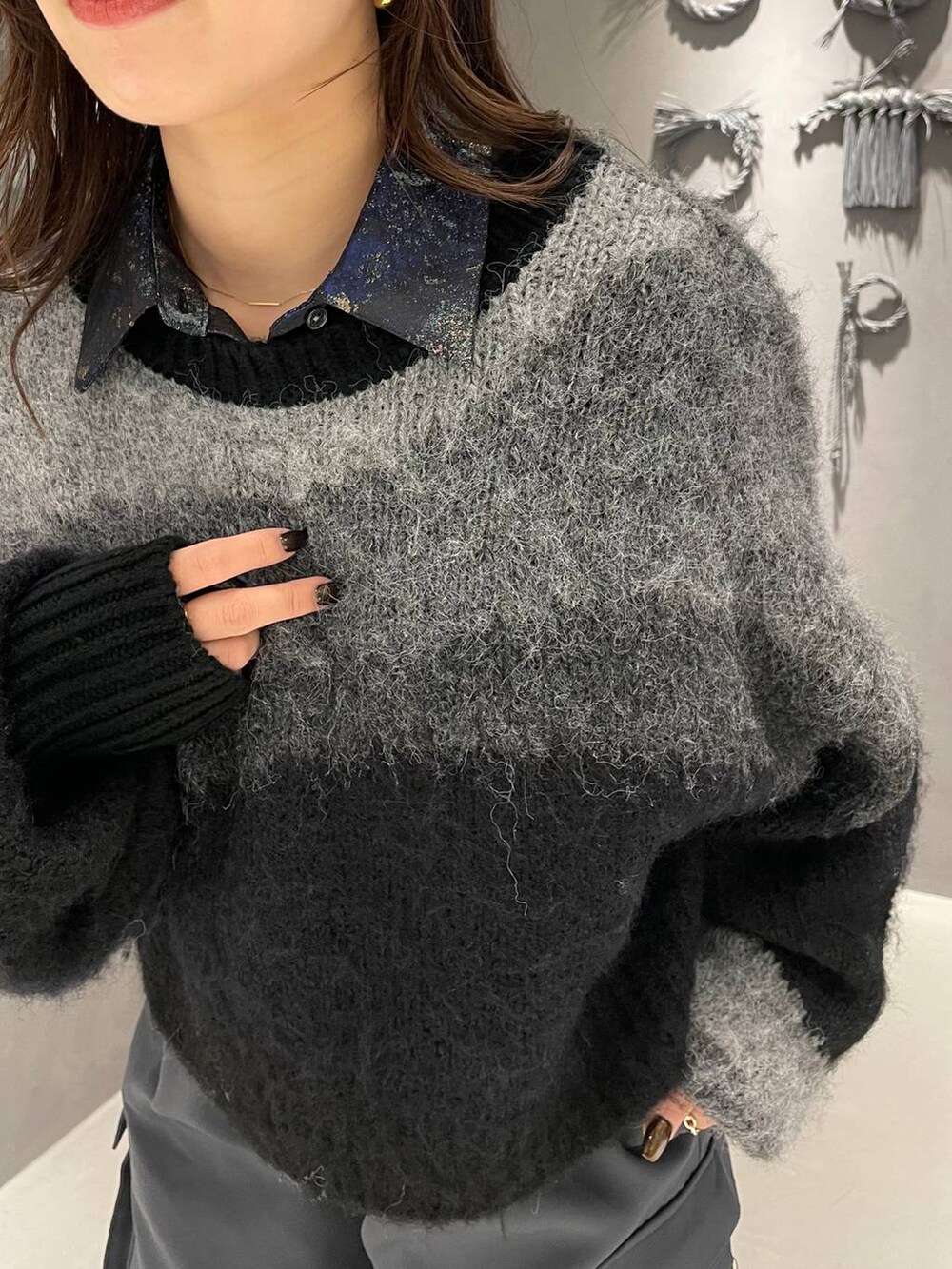 グレー系のカーゴパンツ、ブラック系のブーツ、ブルー系のシャツ/ブラウスを着用したレディースの冬コーディネートの5枚目の写真