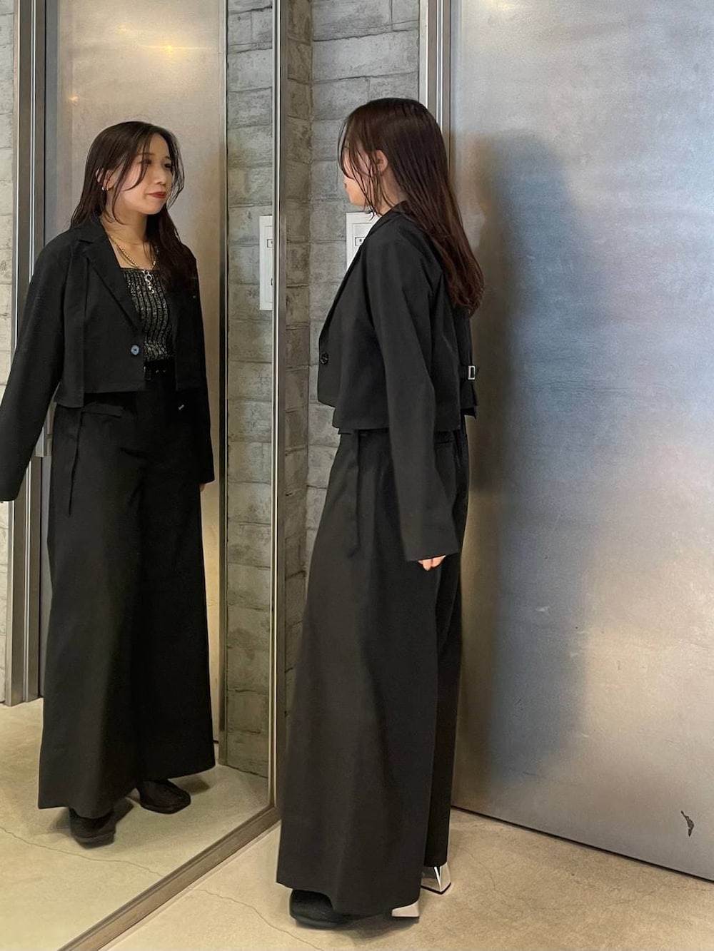 ブラック系のブーツ、ブラック系のタンクトップ、ブラック系のその他パンツを着用したレディースの春コーディネートの3枚目の写真