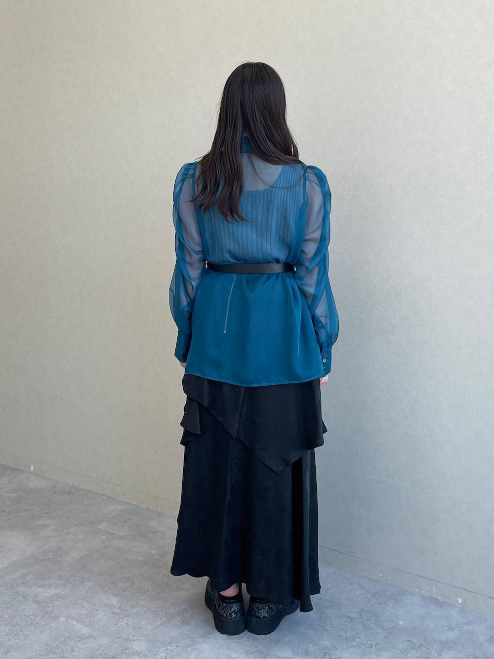 シルバー系のタンクトップ、ブルー系のシャツ/ブラウス、ブラック系のサンダルを着用したレディースの春コーディネートの3枚目の写真