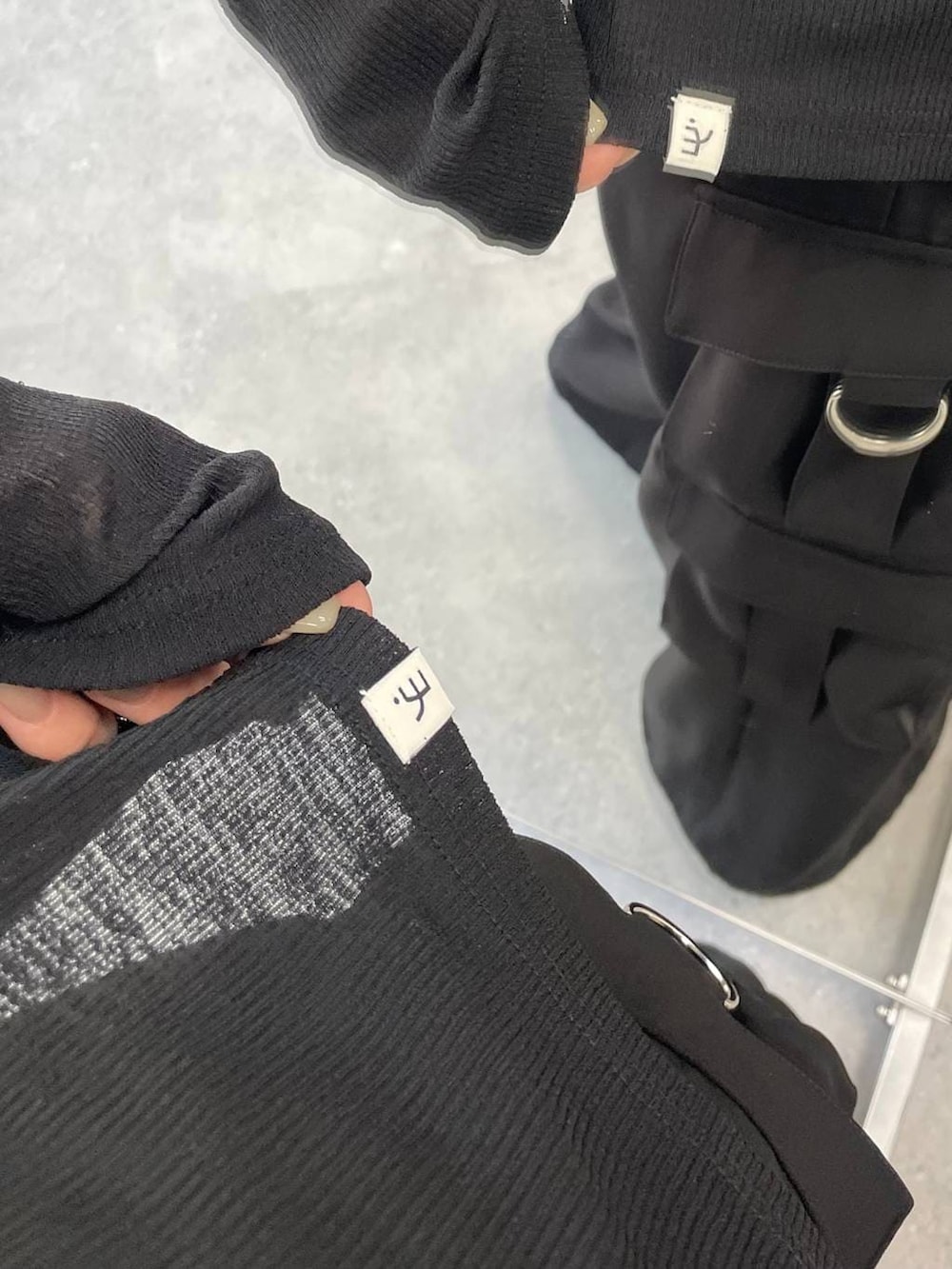 ブラック系のサンダル、ブラック系のカーゴパンツを着用したレディースの春コーディネートの4枚目の写真