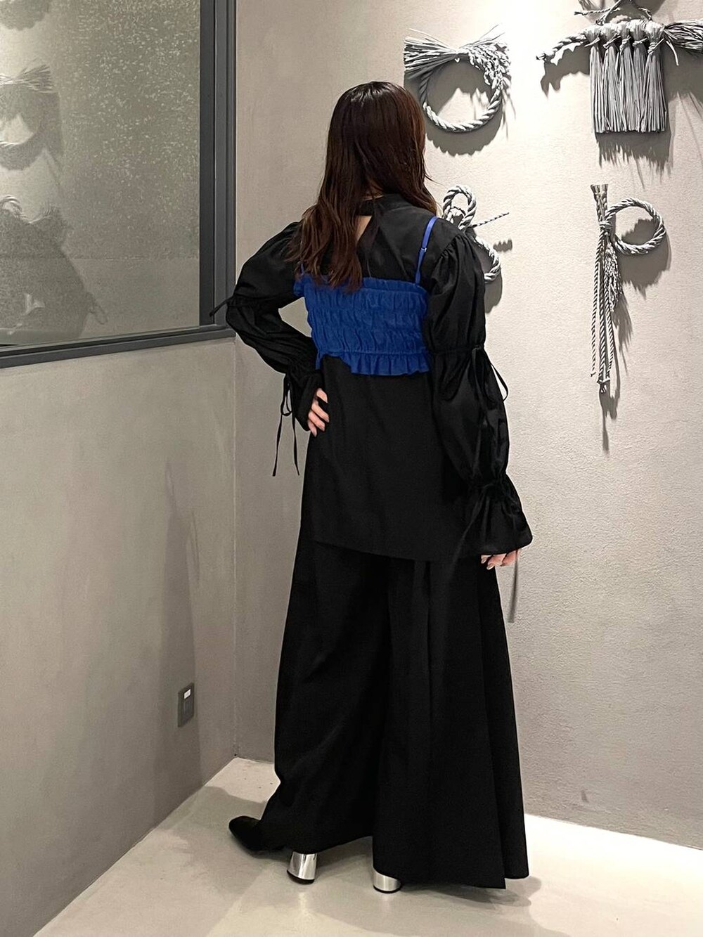 ブラック系のその他パンツ、ブラック系のブーツ、ブラック系のシャツ/ブラウスを着用したレディースの秋コーディネートの2枚目の写真