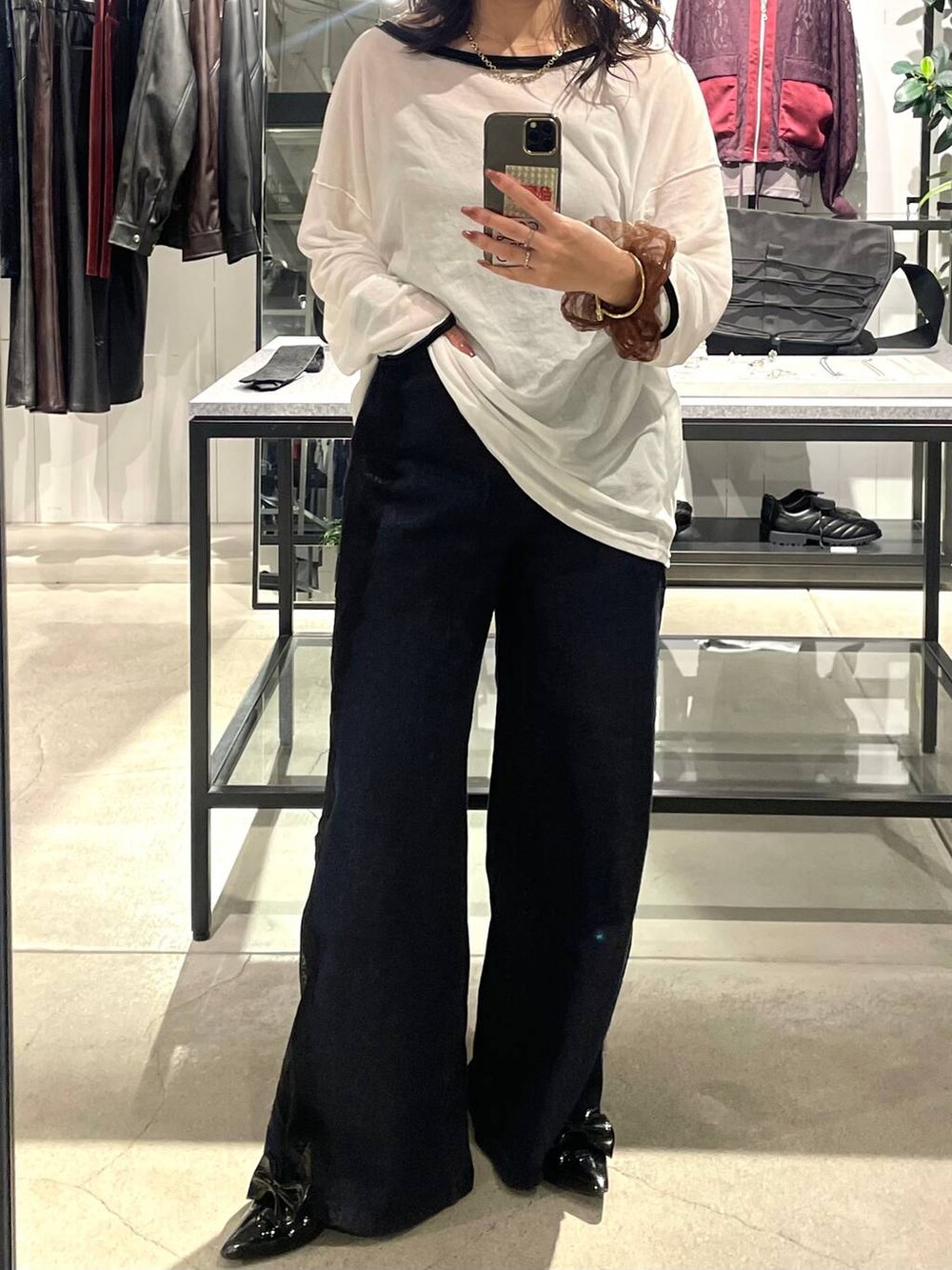 ブルー系のデニムパンツ、ホワイト系のTシャツ/カットソーを着用したレディースの夏コーディネートの2枚目の写真