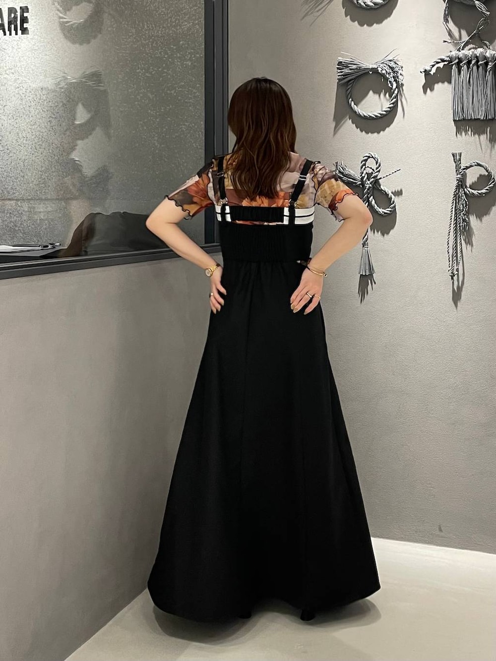 ブラック系のパンプス、ブラウン系のTシャツ/カットソー、ブラック系のワンピースを着用したレディースの春コーディネートの3枚目の写真