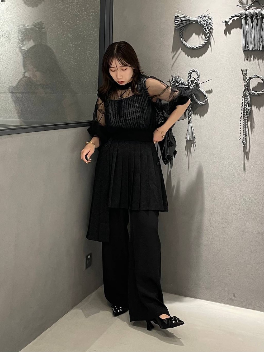 ブラック系のタンクトップ、ブラック系のショルダーバッグ、ブラック系のパンプスを着用したレディースの夏コーディネートの2枚目の写真