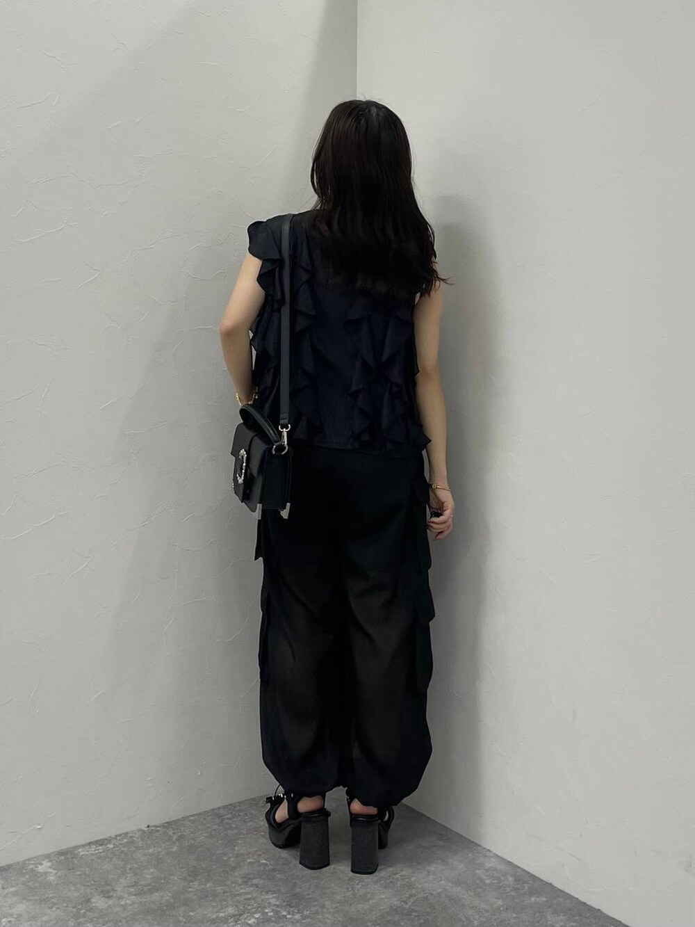 ブラック系のショルダーバッグ、ブラック系のキャミソール、ブラック系のシャツ/ブラウスを着用したレディースの春コーディネートの3枚目の写真