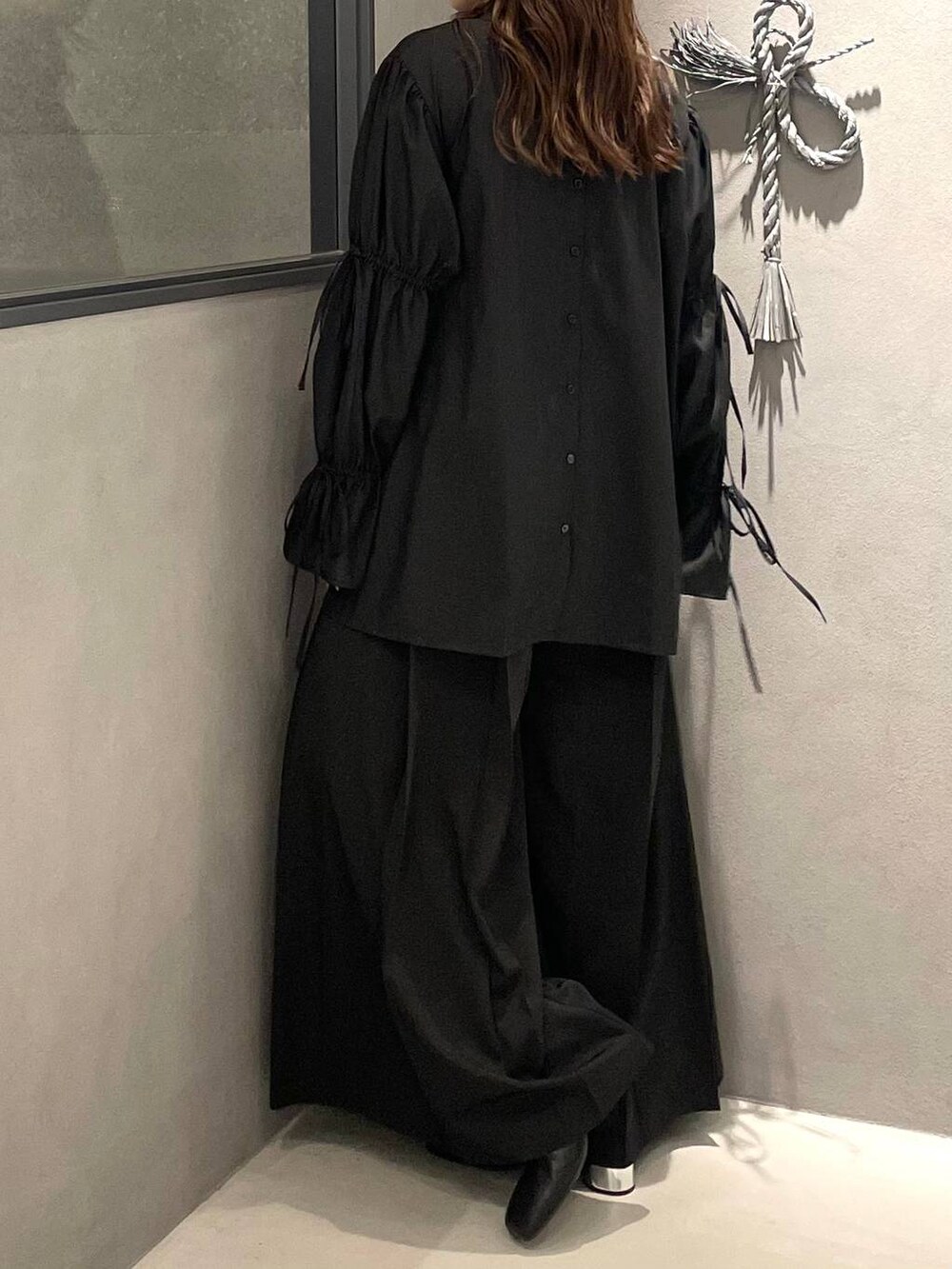 ブラック系のその他パンツ、ブラック系のブーツ、ブラック系のシャツ/ブラウスを着用したレディースの秋コーディネートの3枚目の写真