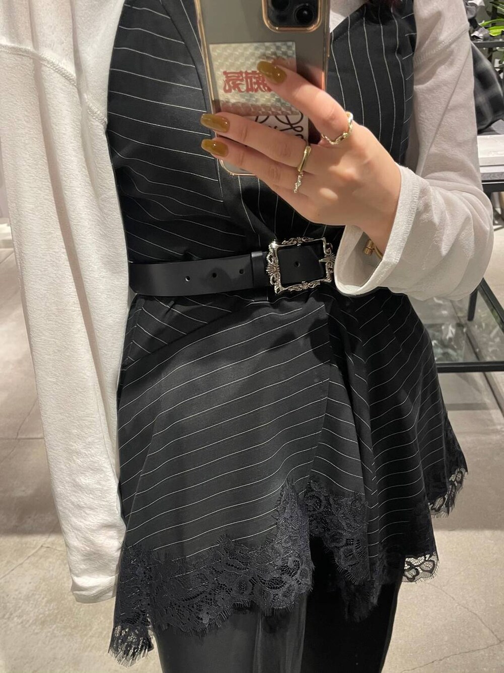 ブラック系のその他パンツ、ブラック系のキャミソール、ブラック系のベルトを着用したレディースの春コーディネートの6枚目の写真