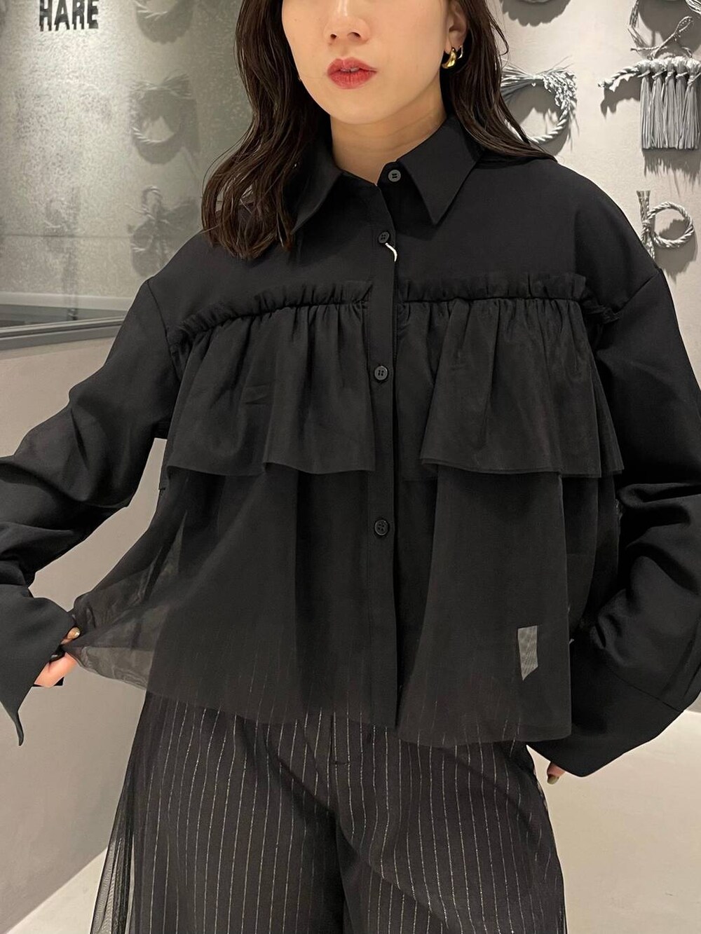 ブラック系のブーツ、ブラック系のシャツ/ブラウス、グレー系のその他パンツを着用したレディースの秋コーディネートの4枚目の写真