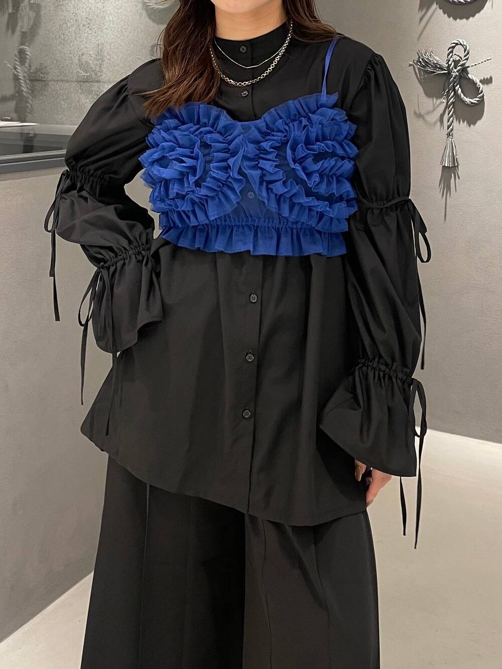 ブラック系のその他パンツ、ブラック系のブーツ、ブラック系のシャツ/ブラウスを着用したレディースの秋コーディネートの4枚目の写真