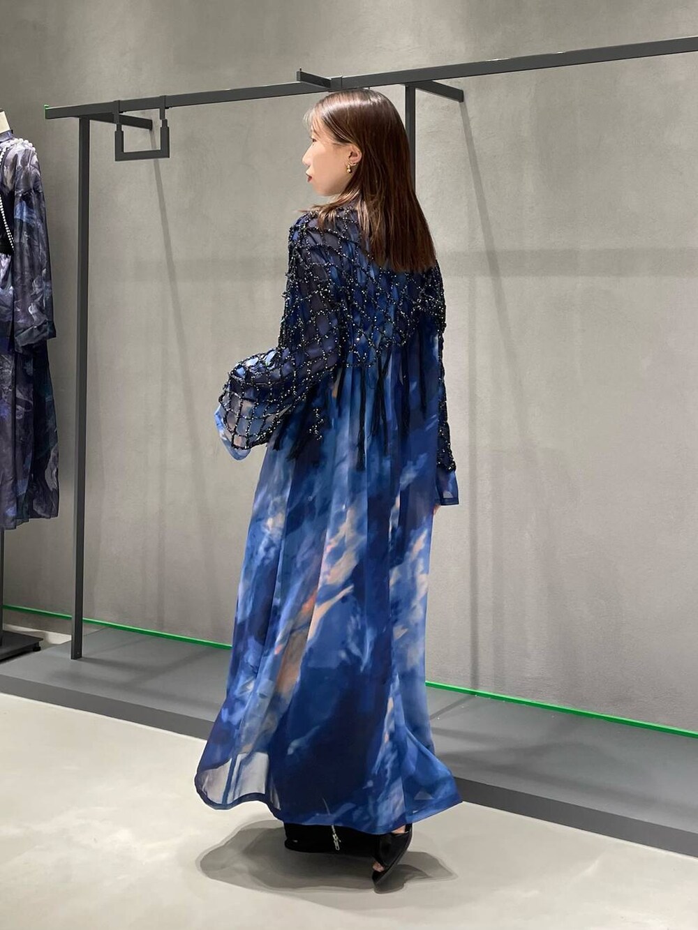 ブラック系のカーゴパンツ、ブラック系のサンダル、ブラック系のニット/セーターを着用したレディースの春コーディネートの2枚目の写真