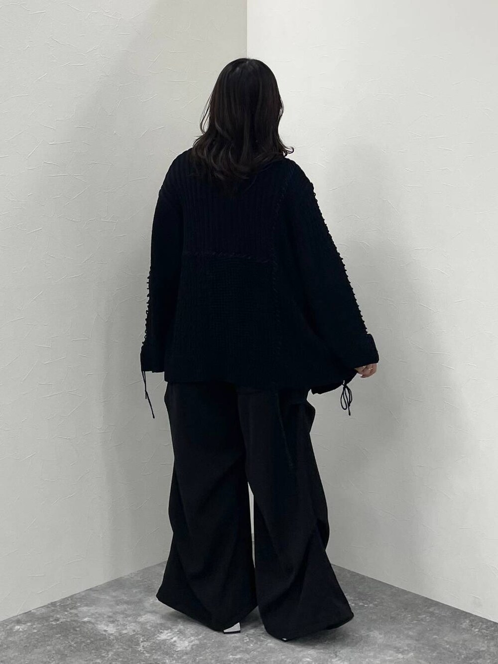 ブラック系のカーディガン/ボレロ、ブラック系のカーゴパンツ、ブラック系のブーツを着用したレディースの秋コーディネートの3枚目の写真