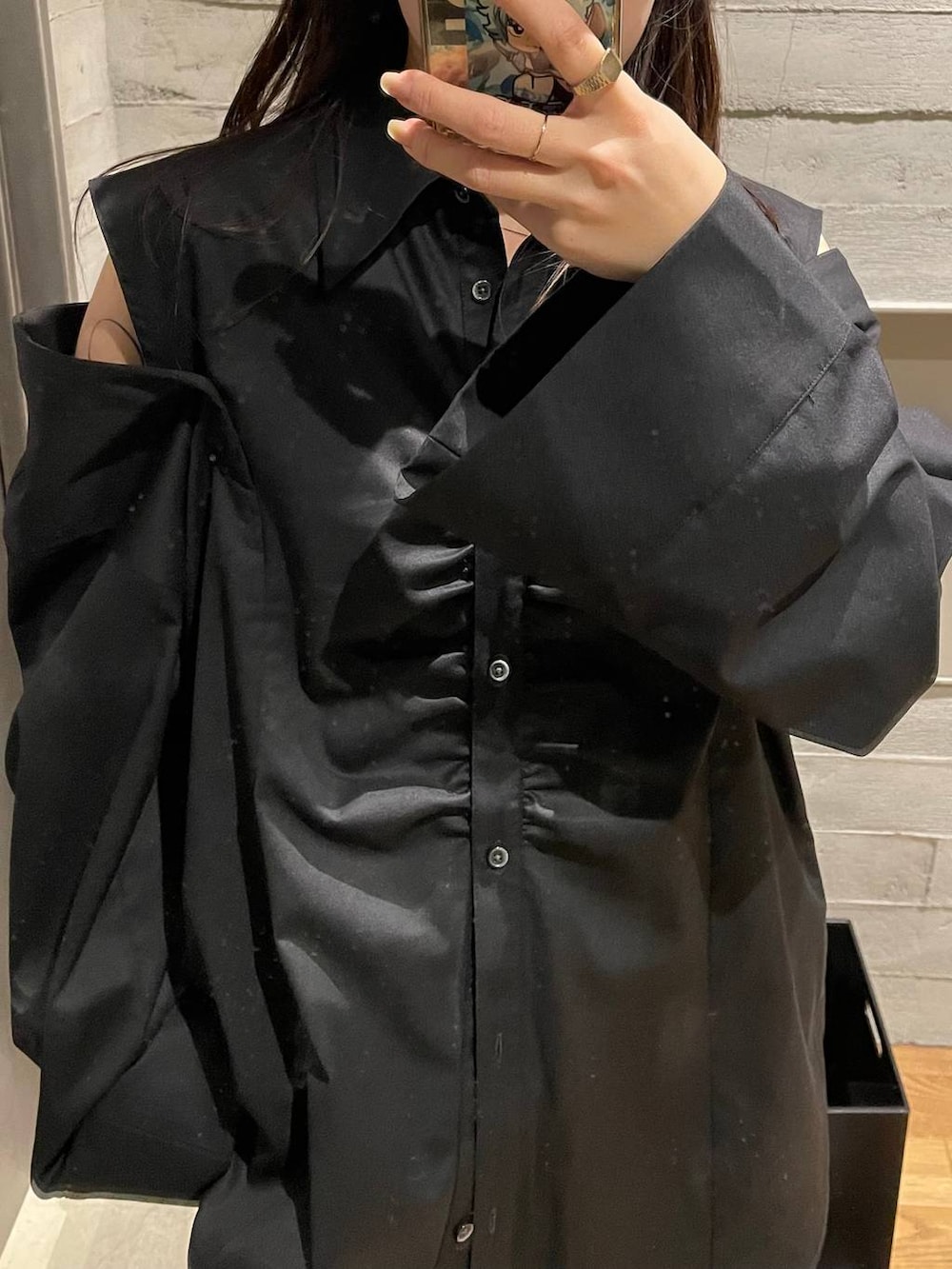 ブラック系のシャツ/ブラウスを着用したレディースの春コーディネートの3枚目の写真