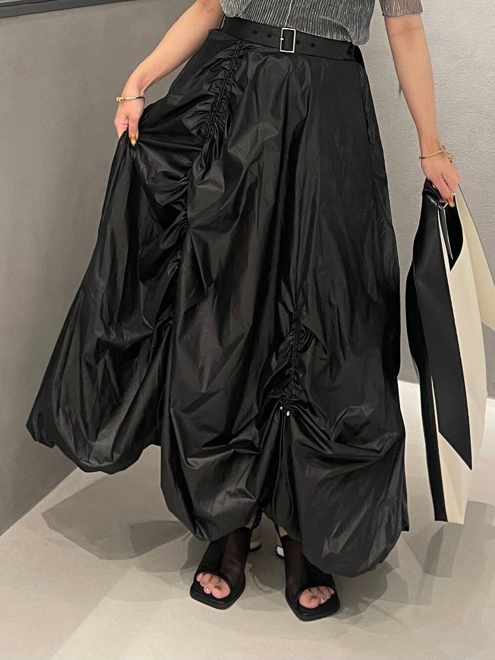 ブラック系のサンダル、グレー系のTシャツ/カットソー、ブラック系のトートバッグを着用したレディースの夏コーディネートの4枚目の写真