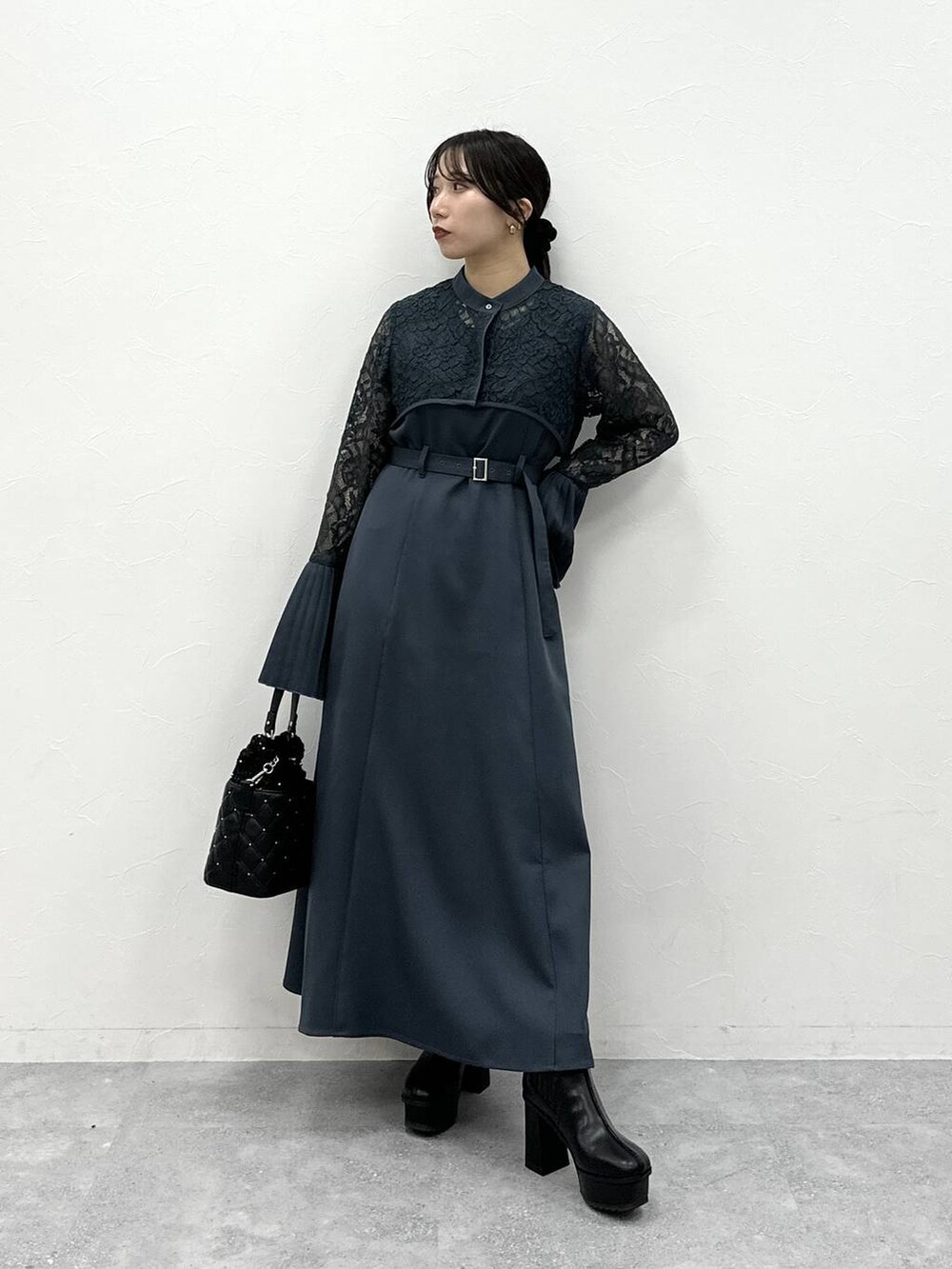 ブラック系のブーツ、ブラック系のショルダーバッグ、ブルー系のドレスを着用したレディースの夏コーディネートの2枚目の写真