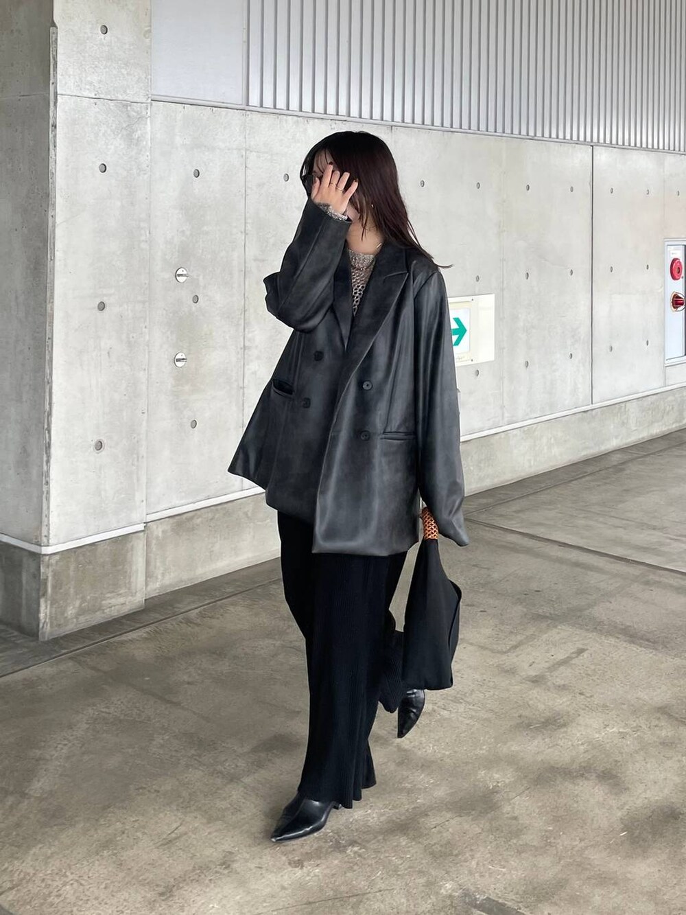 グレー系のテーラードジャケット、ブラック系のその他パンツを着用したレディースの秋コーディネートの7枚目の写真