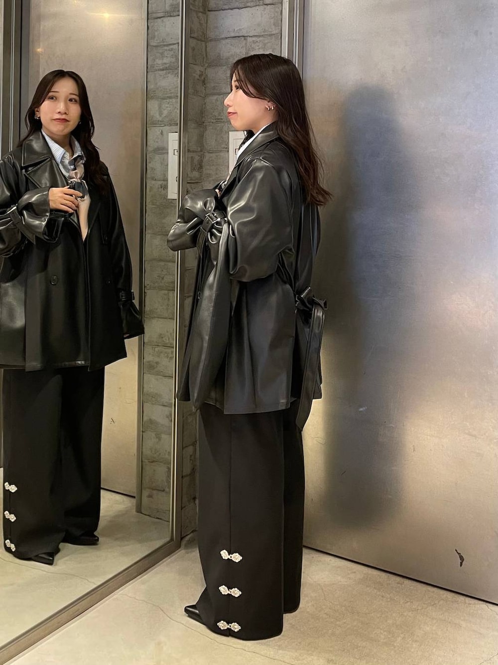 ブラック系のトートバッグ、ブラック系のパンプス、ブラック系のトレンチコートを着用したレディースの冬コーディネートの3枚目の写真