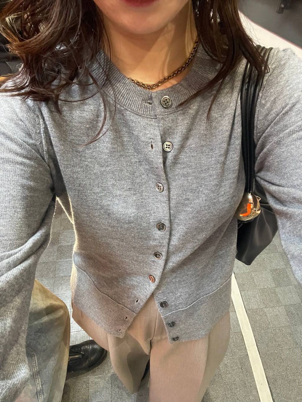 ブラック系のショルダーバッグを着用したレディースの秋コーディネートの5枚目の写真