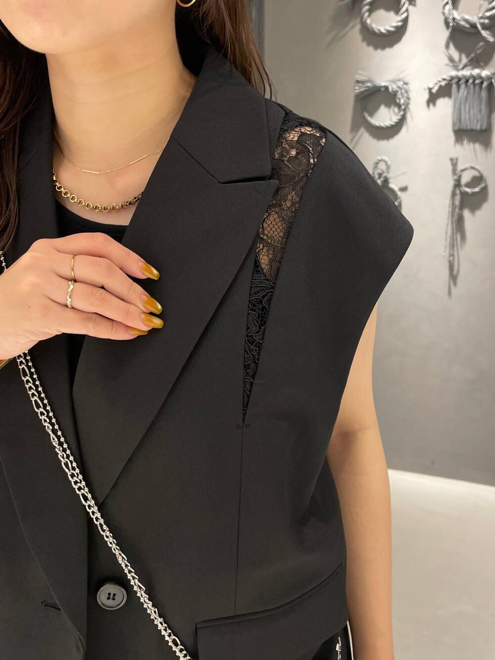 グレー系のその他パンツ、ブラック系のショルダーバッグ、ブラック系のタンクトップを着用したレディースの夏コーディネートの5枚目の写真