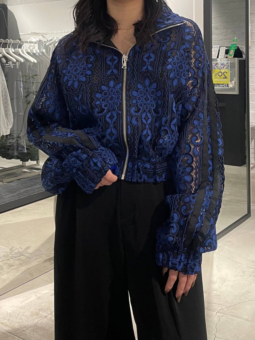 ブルー系のブルゾン、ブラック系のその他パンツ、ブラック系のサンダルを着用したレディースの春コーディネートの4枚目の写真