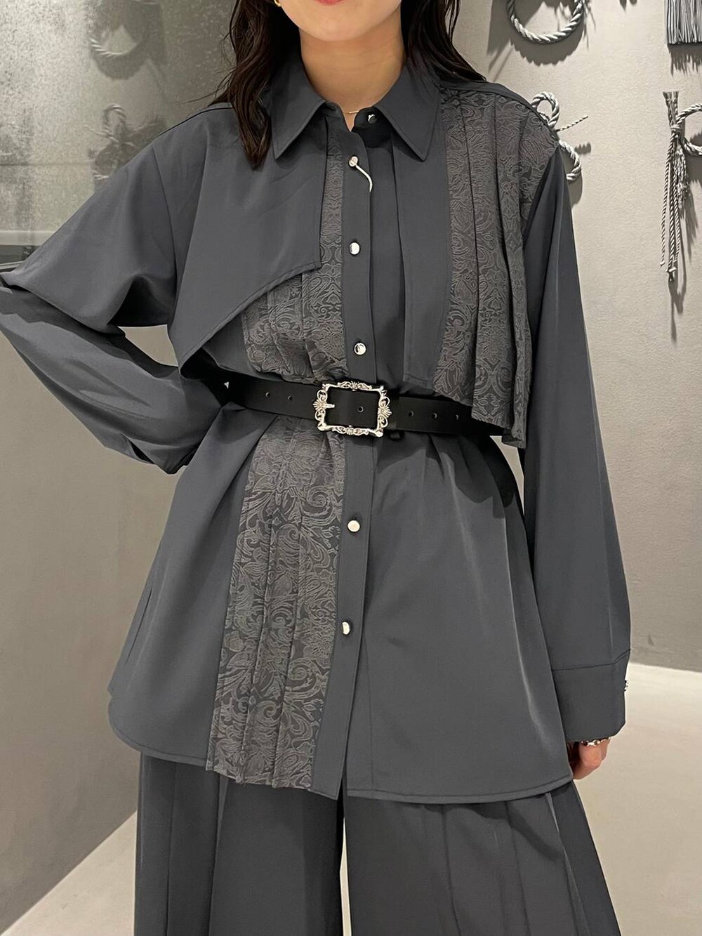 ブラック系のブーツ、グレー系のシャツ/ブラウス、グレー系のその他パンツを着用したレディースの秋コーディネートの4枚目の写真