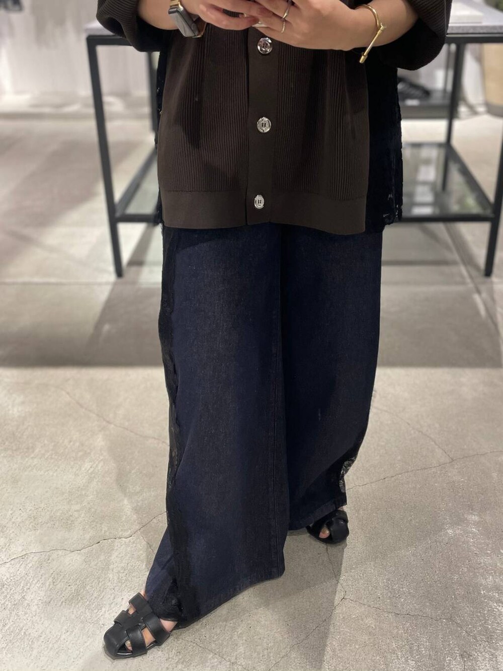 ブラック系のサンダル、ブラウン系のカーディガン/ボレロ、ブルー系のデニムパンツを着用したレディースの夏コーディネートの6枚目の写真