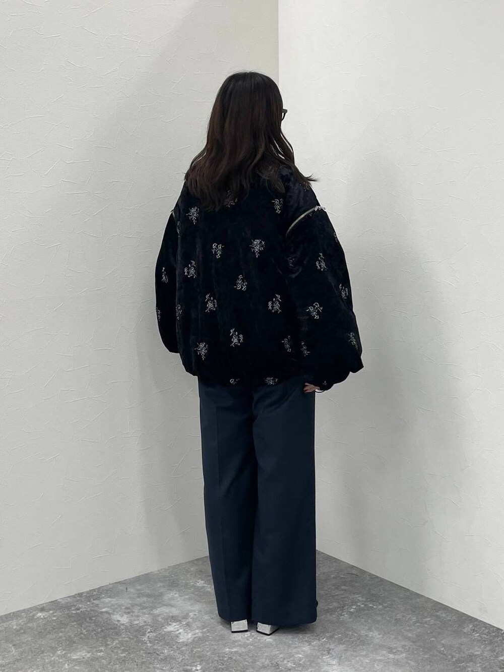 ブラック系のブルゾン、ブラック系のブーツ、ブラック系のスラックスを着用したレディースの秋コーディネートの3枚目の写真