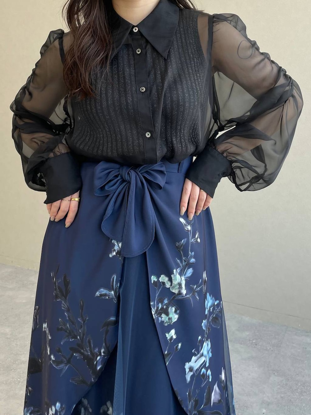 ブラック系のタンクトップ、ブルー系のスカート、ブラック系のシャツ/ブラウスを着用したレディースの春コーディネートの3枚目の写真