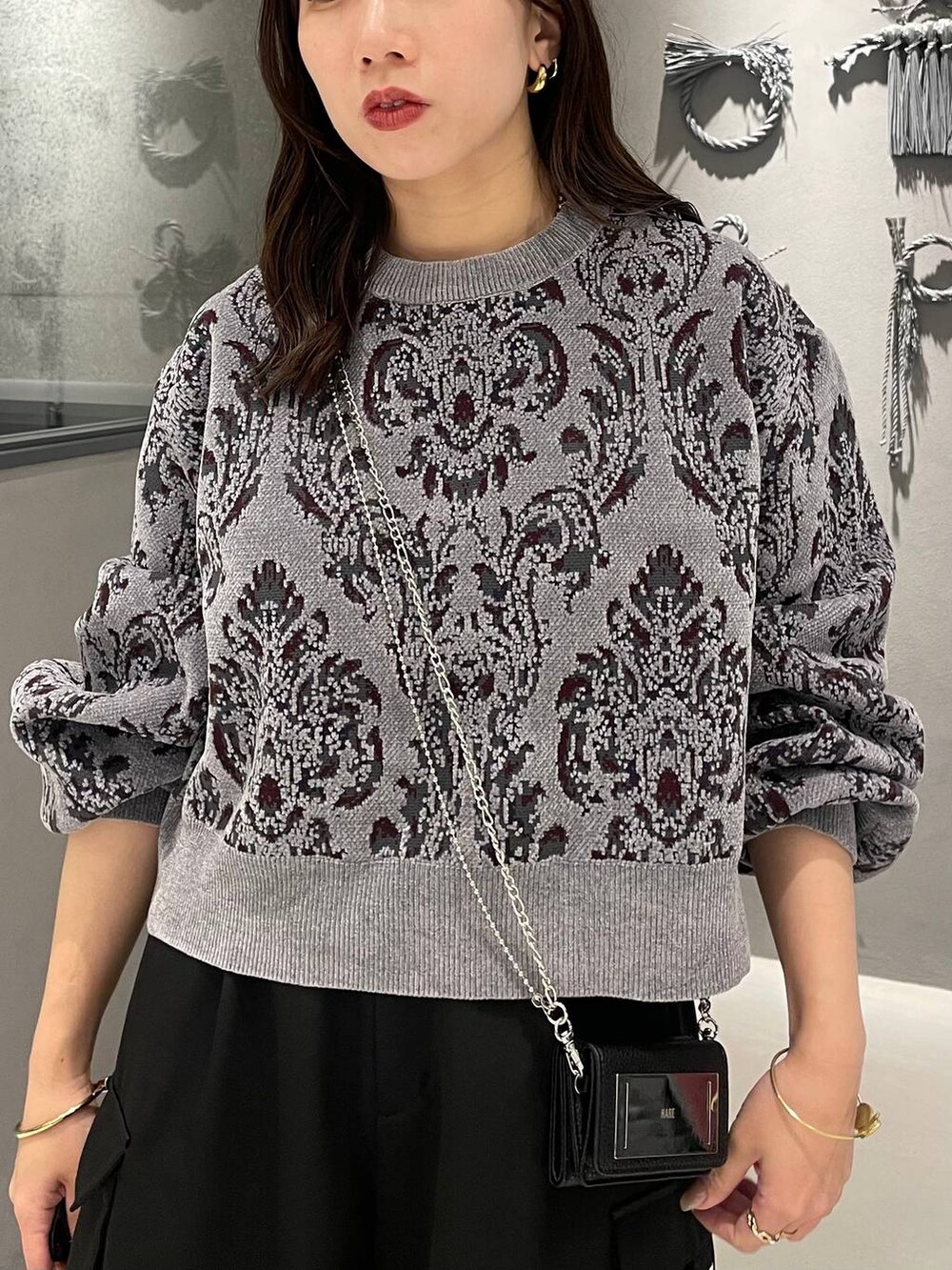 グレー系のニット/セーター、ブラック系のバレエシューズ、ブラック系のカーゴパンツを着用したレディースの秋コーディネートの4枚目の写真