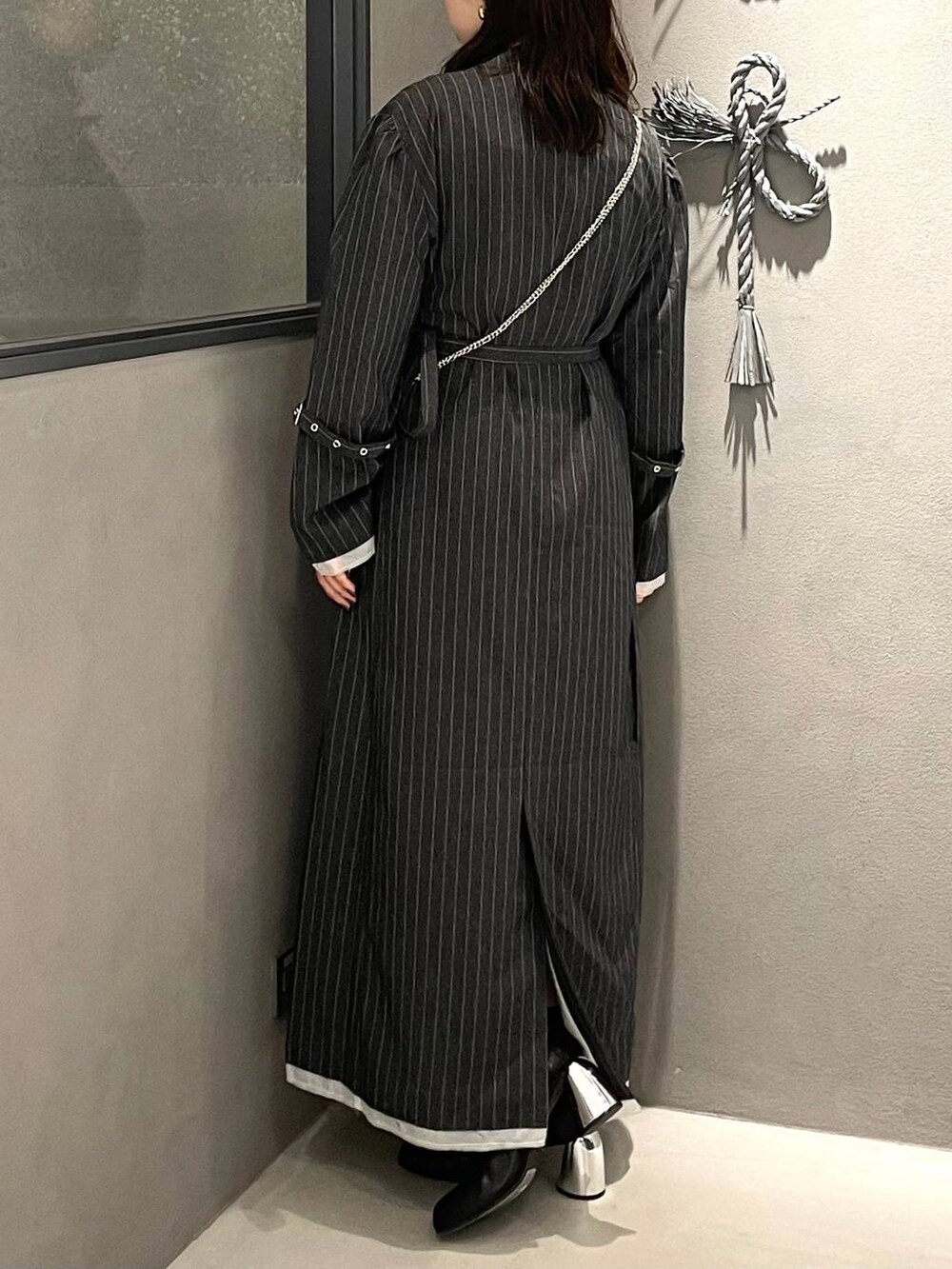 ホワイト系のタンクトップ、グレー系のワンピース、ブラック系のブーツを着用したレディースの秋コーディネートの3枚目の写真